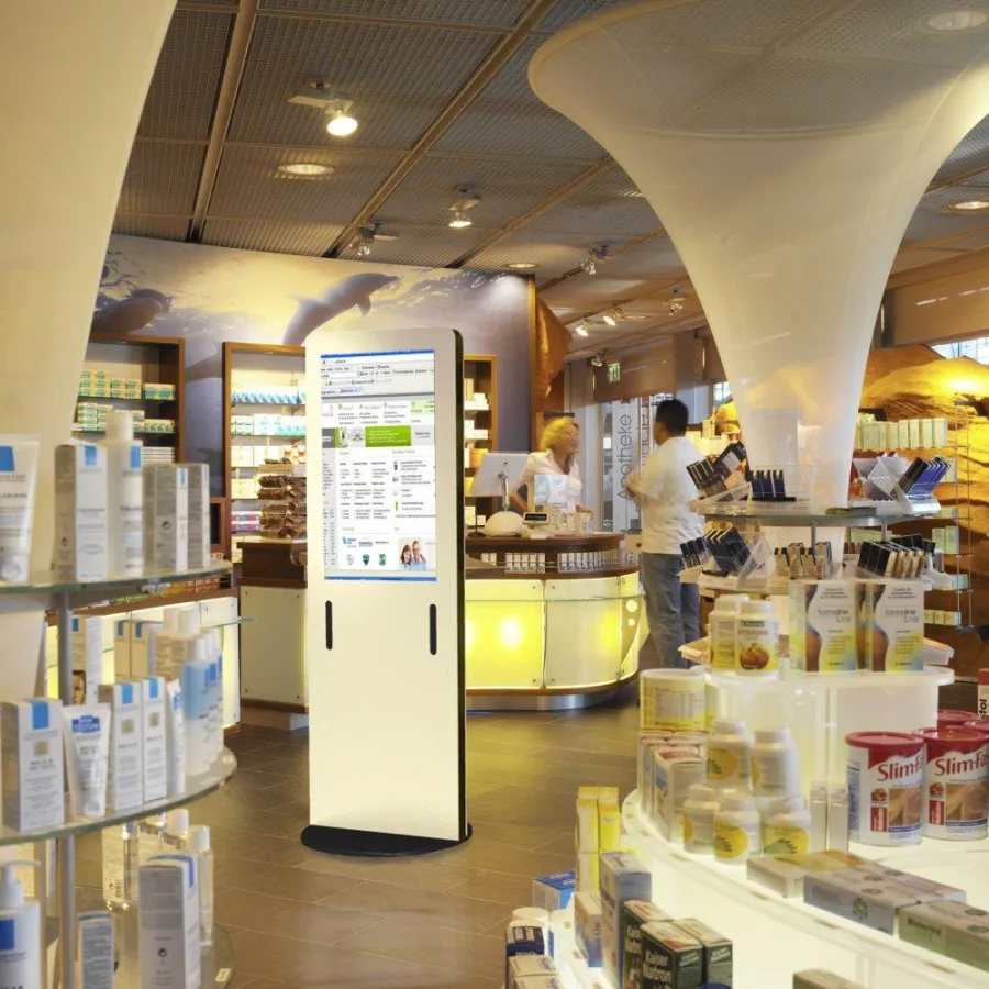 Digital Signage Stele ds:one als Infopoint in Apotheke
