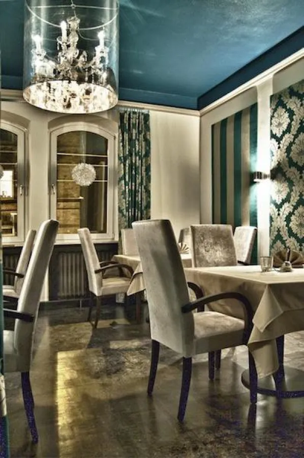 Das Nebenzimmer - in petrol und beige gehalten - vereint klassische Elemente mit modernem Design.