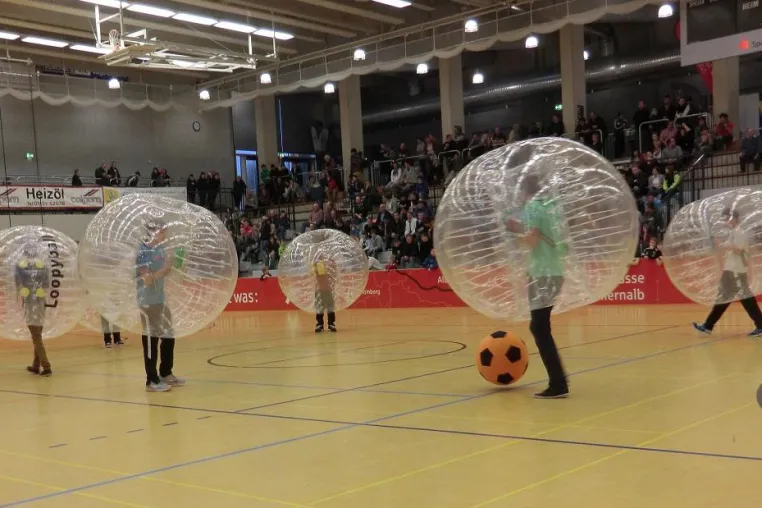 Bild: Lustiges Loopyball Fussball Spiel beim Sparkassen Indoor Cub