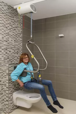 Bild: Innovative Patientenlifter mit Hebebügel auf der Pflegemesse Dresden