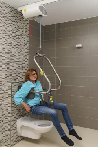 Bild: Innovative Patientenlifter mit Hebebügel auf der Pflegemesse Dresden