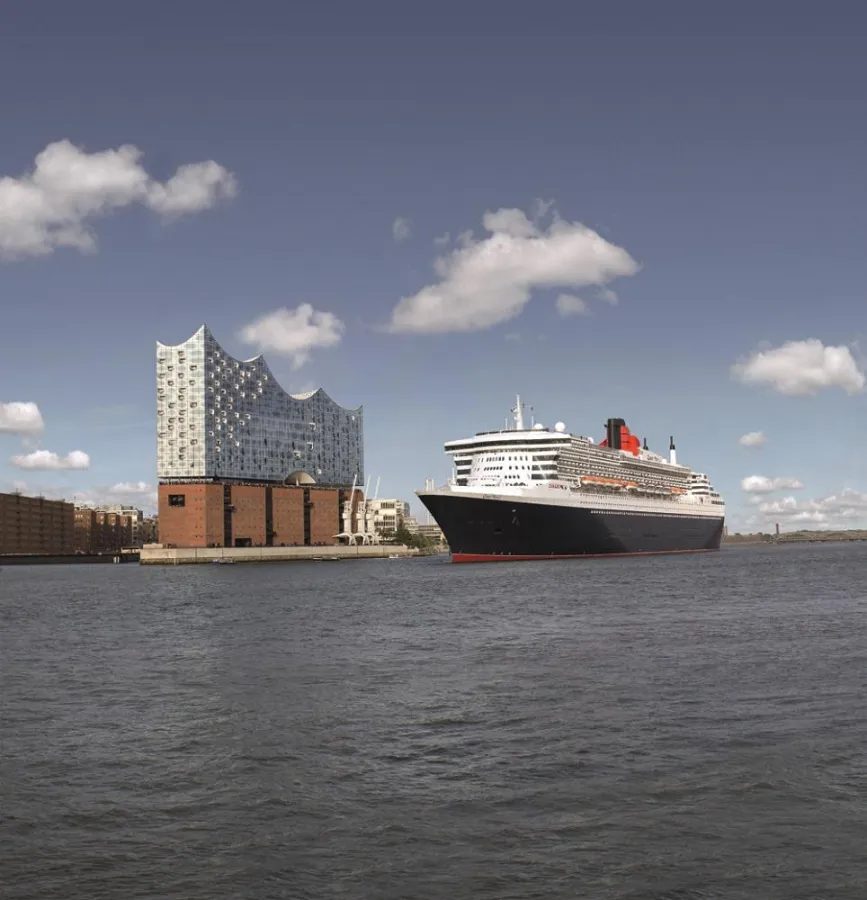 Queen Mary 2 vor der Elbphilharmonie Hamburg