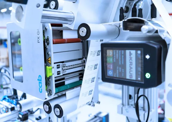 Bild: Covid-19-Schnelltest: Maschinenkombination stellt bereit, beschriftet und verpackt