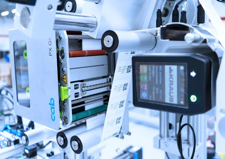 Bild: Covid-19-Schnelltest: Maschinenkombination stellt bereit, beschriftet und verpackt