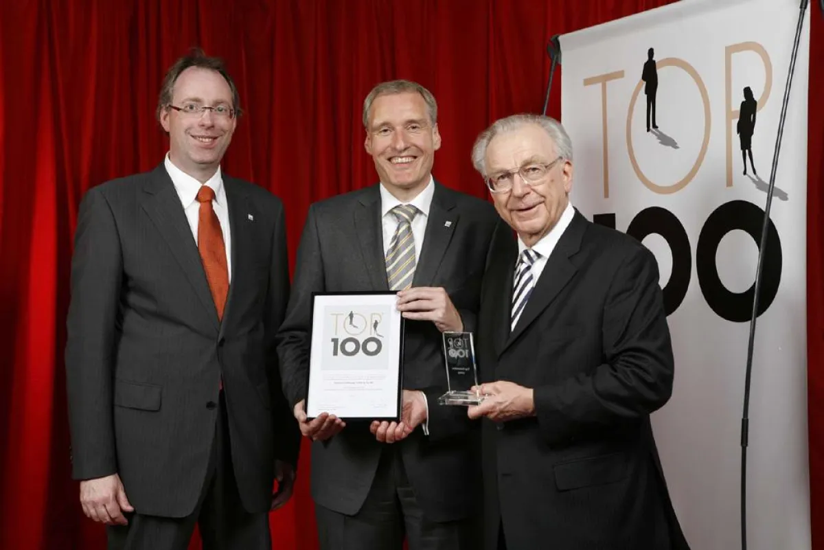 Preisverleihung: v.l.n.r. Ralf Schlüter, Produktmanager der Diamant Software GmbH & Co. KG in Bielefeld, Roland Hofstetter, Geschäftsführer für den Bereich Kundenbetreuung, Produkte und Innovation bei