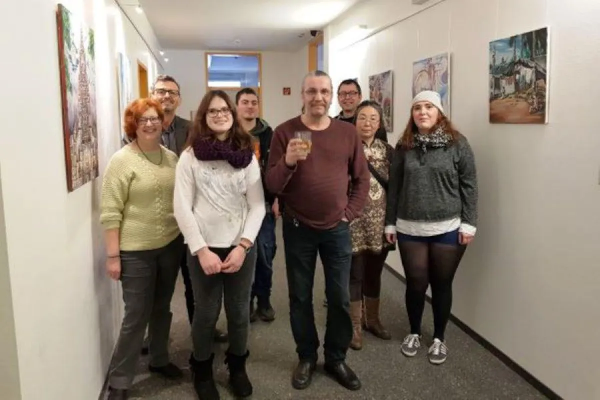 Der Ulmer Künstler Ralf Stoiber (mitte) mit Schülern und Leitung der Max-Gutknecht-Schule