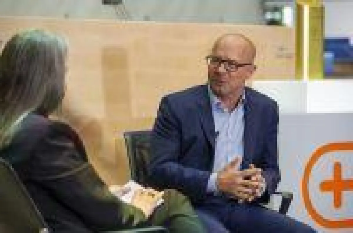 Dirk Kohler, Director Strategy Building DACH bei Merten, spricht mit Plus X Award-Präsident Donat Brandt