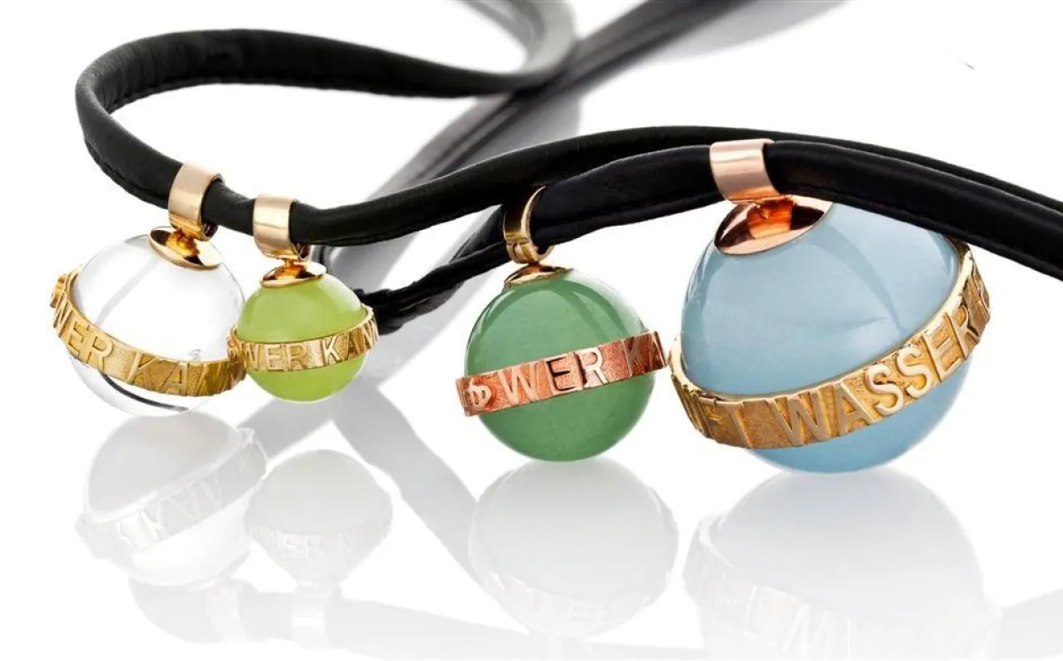 Farbenfrohe Edelsteinkugeln mit kleinen Botschaften. Getragen an zarten Ledercolliers.