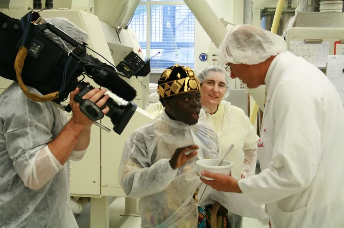 Rübezahl Geschäftsleitungsmitglied Oliver Cersovsky erklärt König Céphas Bansah die Herstellung von Schokolade