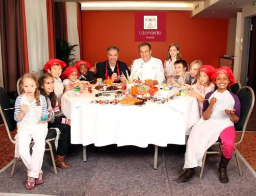 Bild: Hannes Jaenicke malt mit SOS-Kinderdorf Kindern und Leonardo Hotels für einen guten Zweck