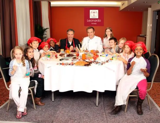 Bild: Hannes Jaenicke malt mit SOS-Kinderdorf Kindern und Leonardo Hotels für einen guten Zweck