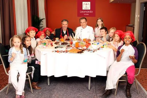 Bild: Hannes Jaenicke malt mit SOS-Kinderdorf Kindern und Leonardo Hotels für einen guten Zweck