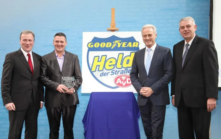 Bild: Lüneburger rettet Mann vor Flammentod und wird „Highway Hero des Jahres 2010“