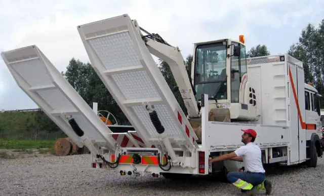 Bild: Dhollandia - Auffahrrampen bis 16 t bieten durch Serienproduktion dem Fahrzeugbau interessante Perspektiven