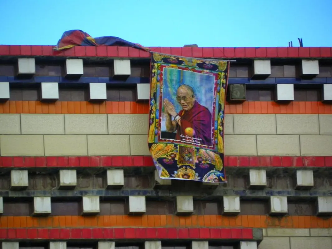 Das an einem öffentliche Gebäude aufgehängte Dalai Lama Portrait