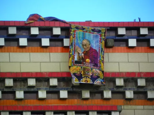 Bild: Hunderte Tibeter in Serthar in Kham (Osttibet) fordern Freiheit