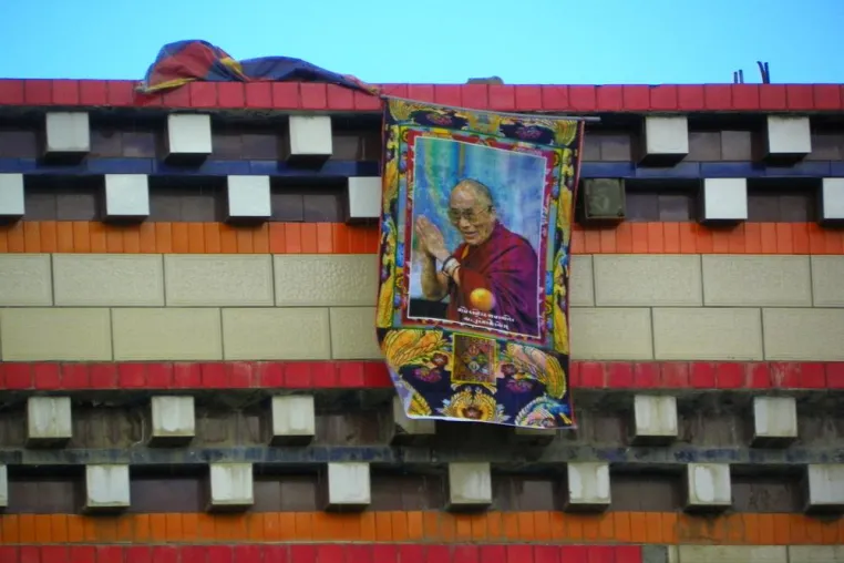 Bild: Hunderte Tibeter in Serthar in Kham (Osttibet) fordern Freiheit