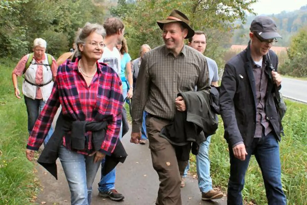 Ursula Cantieri (links) und Dr. Berthold Broll (mitte) führten die Wanderung.