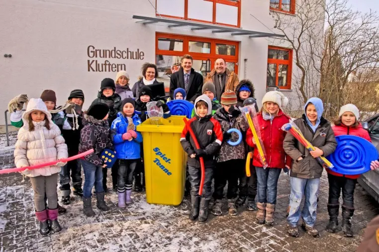 Kindergarten und Grundschule Kluftern erhalten Spende von Solvum Bild: Kindergarten und Grundschule Kluftern erhalten Spende von Solvum