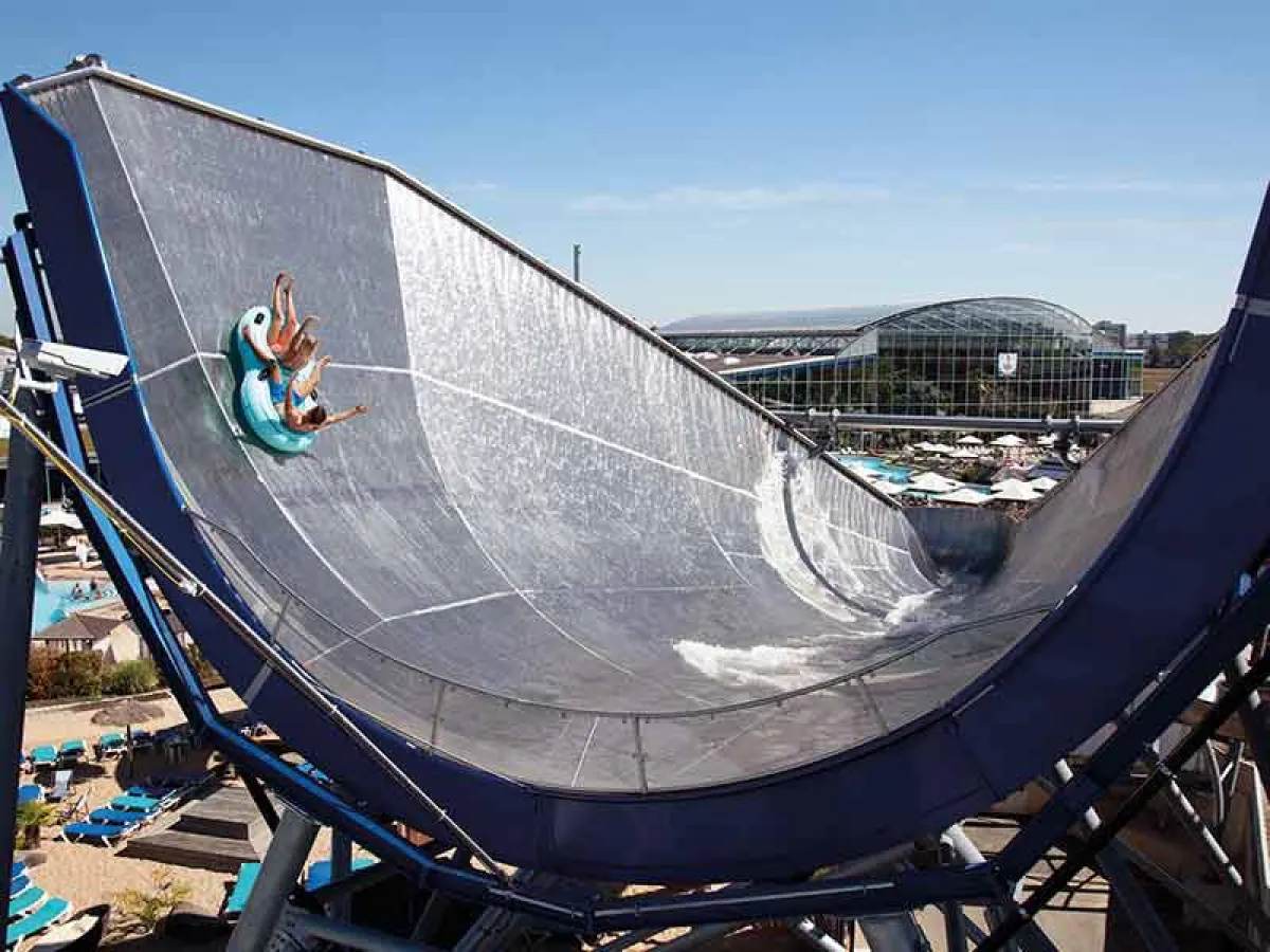 Rutschenspaß mit Doppelreifen auf The Big Wave