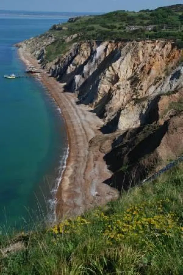 BU: Steilküste, Isle of Wight, Foto: Wikinger Reisen. Abdruck honorarfrei, bitte nur mit Quellenangabe. Foto senden wir gern in hoher Auflösung zu. Bitte per Mail bei der Pressestelle anfordern.