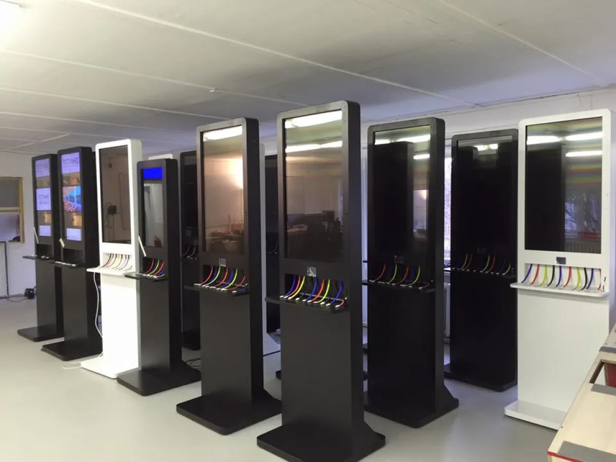 Werbestelen mit integrierter Handy Ladestation