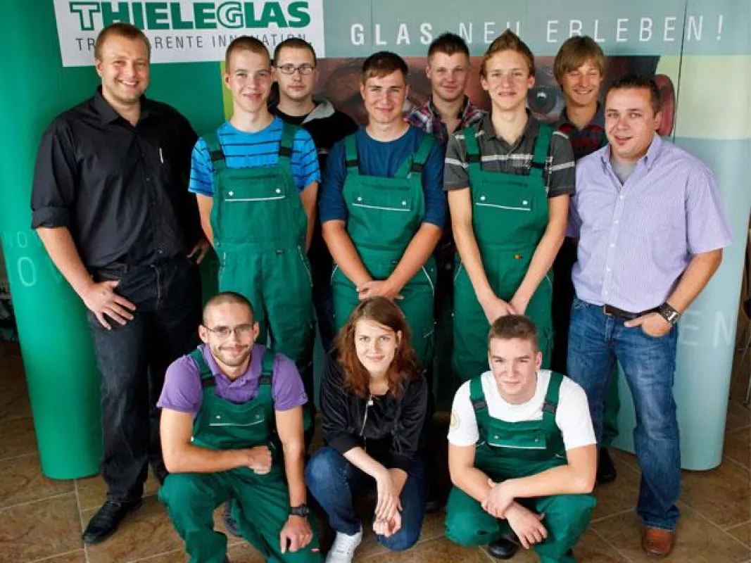 Gruppenbild der zum 02. August 2010 bei Thiele Glas in Wermsdorf und Radeberg gestarten neuen Azubis.