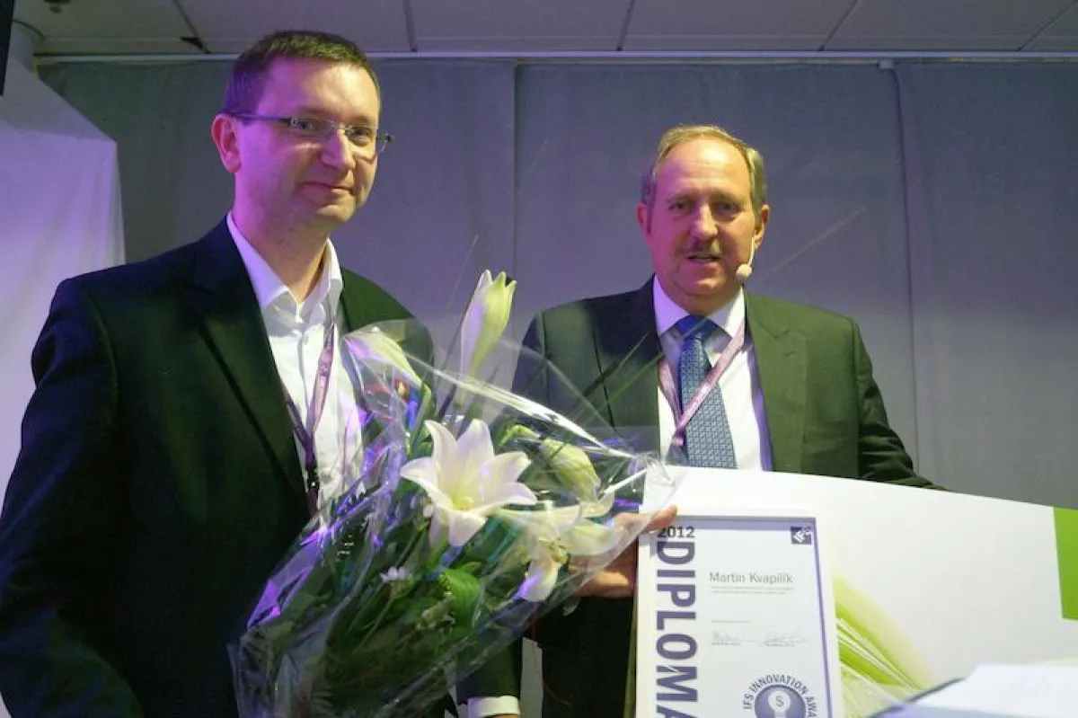 IFS Innovation Award: Alastair Sorbie (re.), CEO von IFS, übergibt Martin Kvapilik die Auszeichnung.