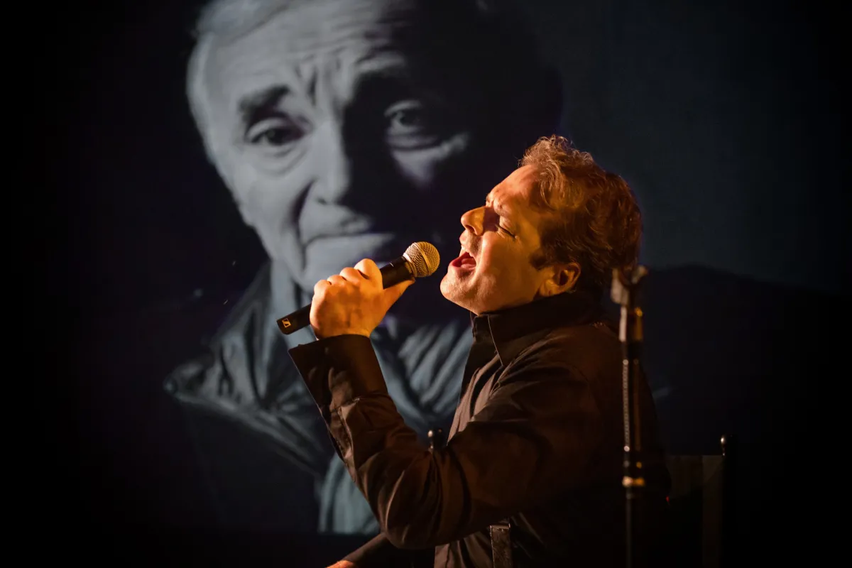 Stephan Hippe singt Aznavour - Multimediale Theater-Biographie (© Jonas Radtke)