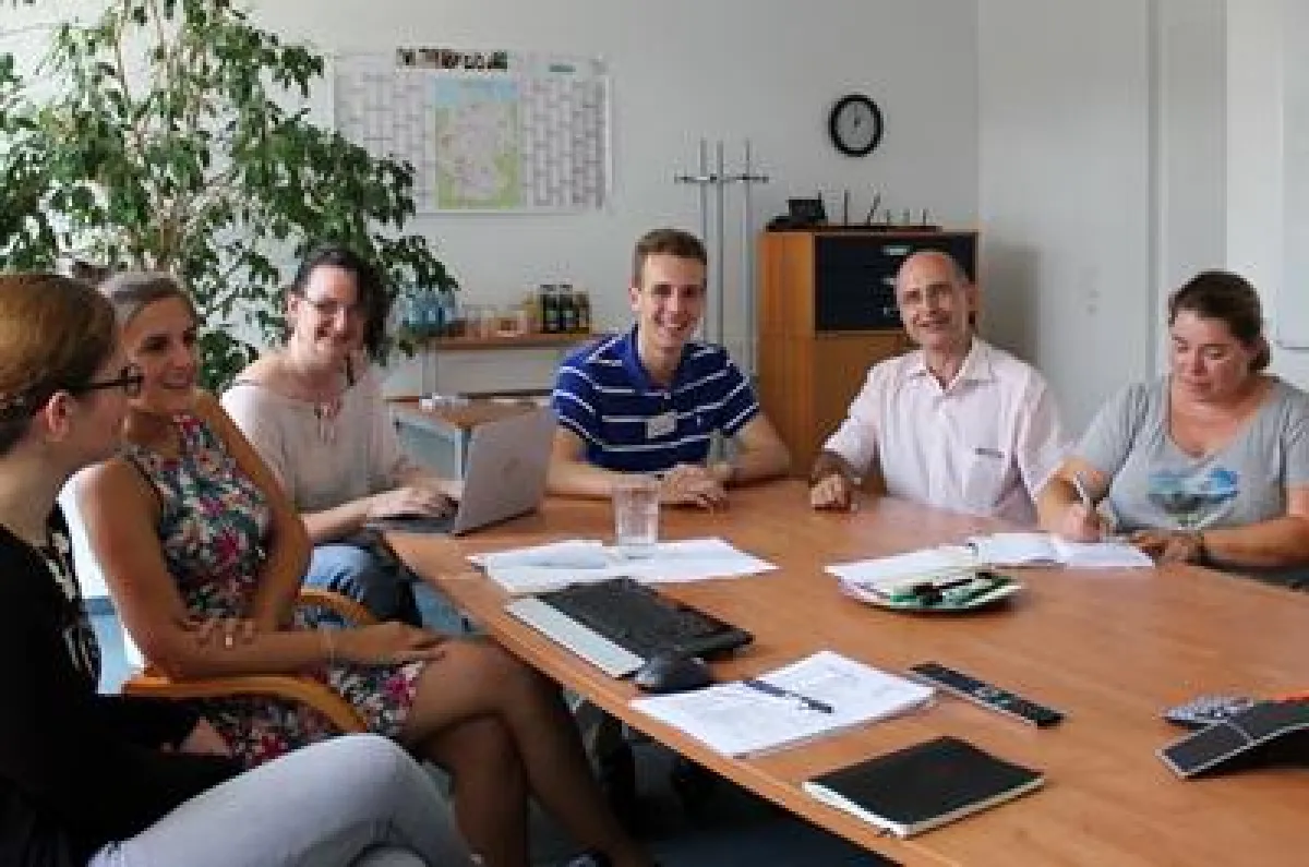 Gymnasiast Justus hat imbus-Vorstand Thomas Roßner einen Tag lang über die Schulter geschaut.
