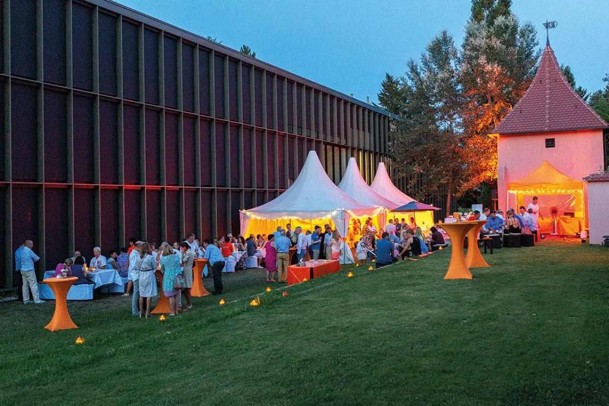 Tolle Atmosphäre und eine entspannte Stimmung beim Sommerfest ORANGE. (Bild: smic!Events&Marketing)