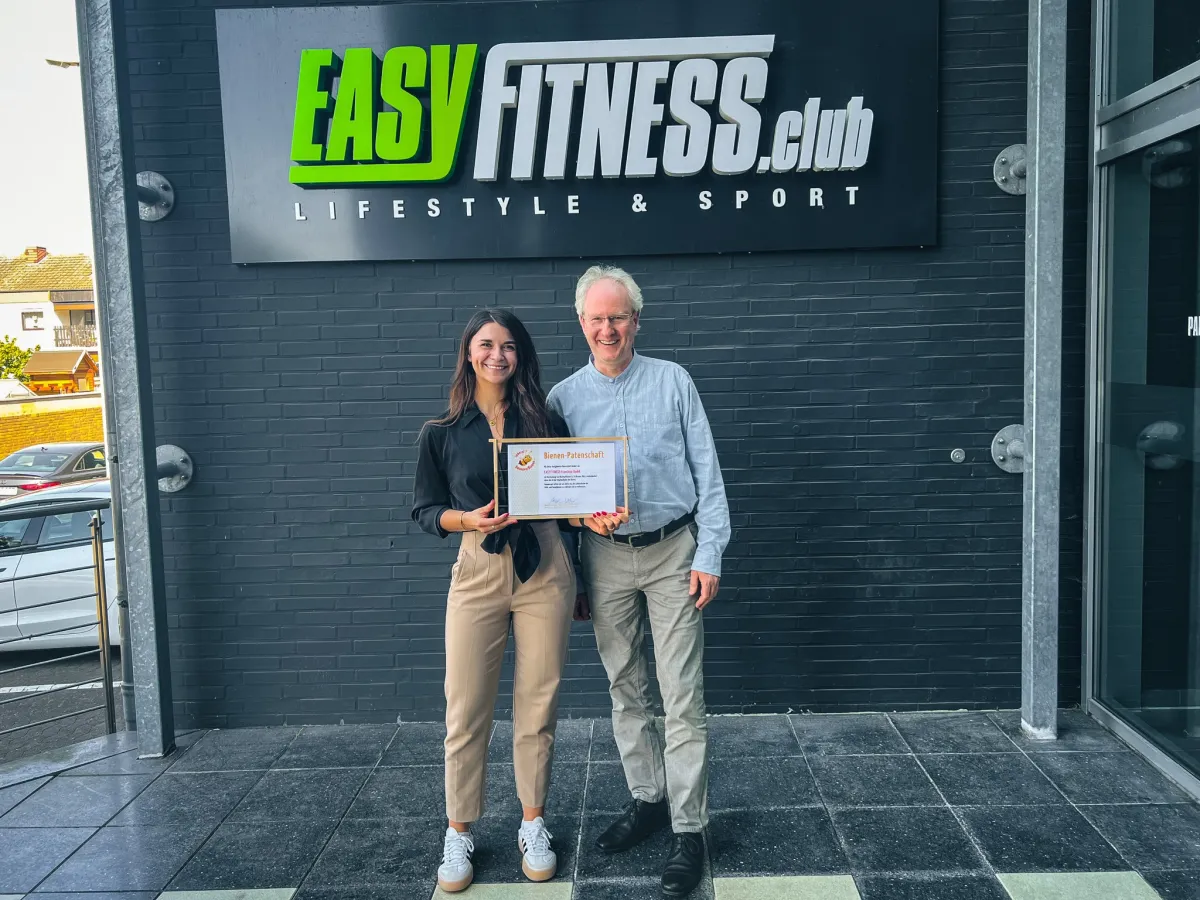 Matthias W. überreicht EASYFITNESS.club die Urkunde für die Bienen-Patenschaft (© EASYFITNESS Franchise GmbH)