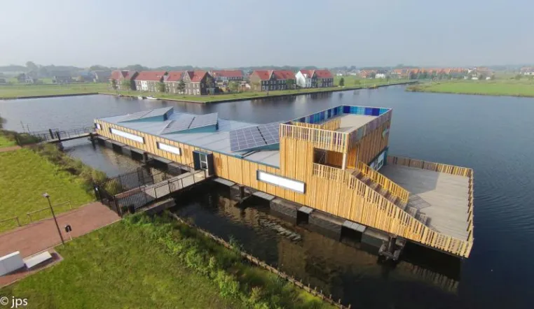 Schwimmendes Infozentrum aus ELA Containern Bild: Schwimmendes Infozentrum aus ELA Containern