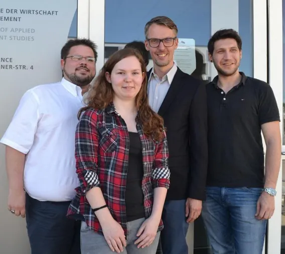 Bild: HdWM-Institut für soziale Nachhaltigkeit: Drei Studierende verstärken das ifsn-Team um Prof. Lars Castellucci