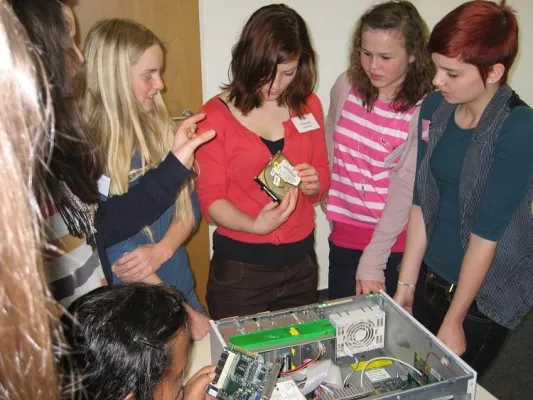 Bild: IT Service Karlsruhe: Girls’ Day 2012 bei der TechniData IT-Service GmbH