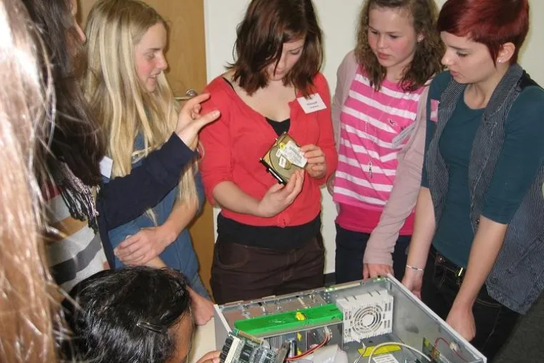 Bild: IT Service Karlsruhe: Girls’ Day 2012 bei der TechniData IT-Service GmbH