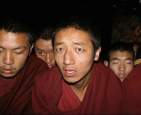 Bild: Behörden schließen ein tibetisches Kloster und inhaftieren die Mönche