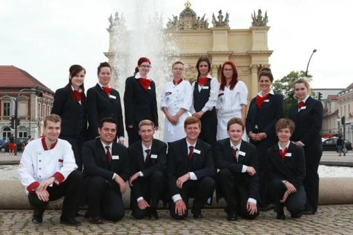 Neue Auszubildende vor dem Brandenburger Tor in Potsdam