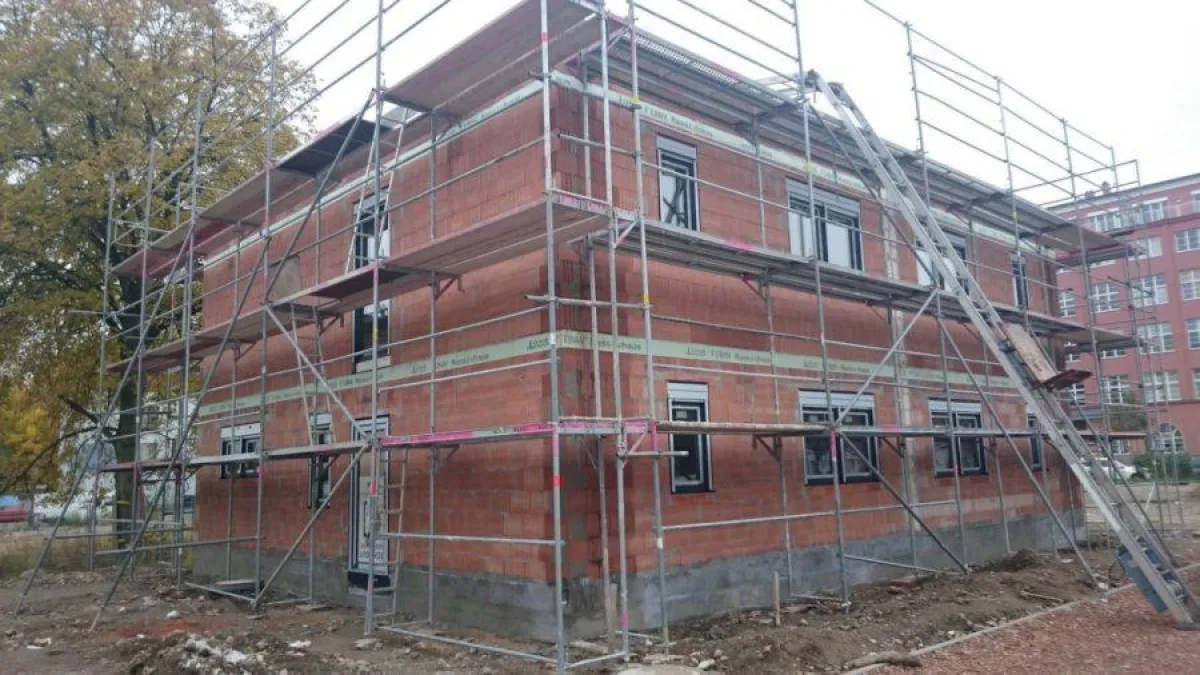 Moderne Stadthäuser am Küchwald im Bau