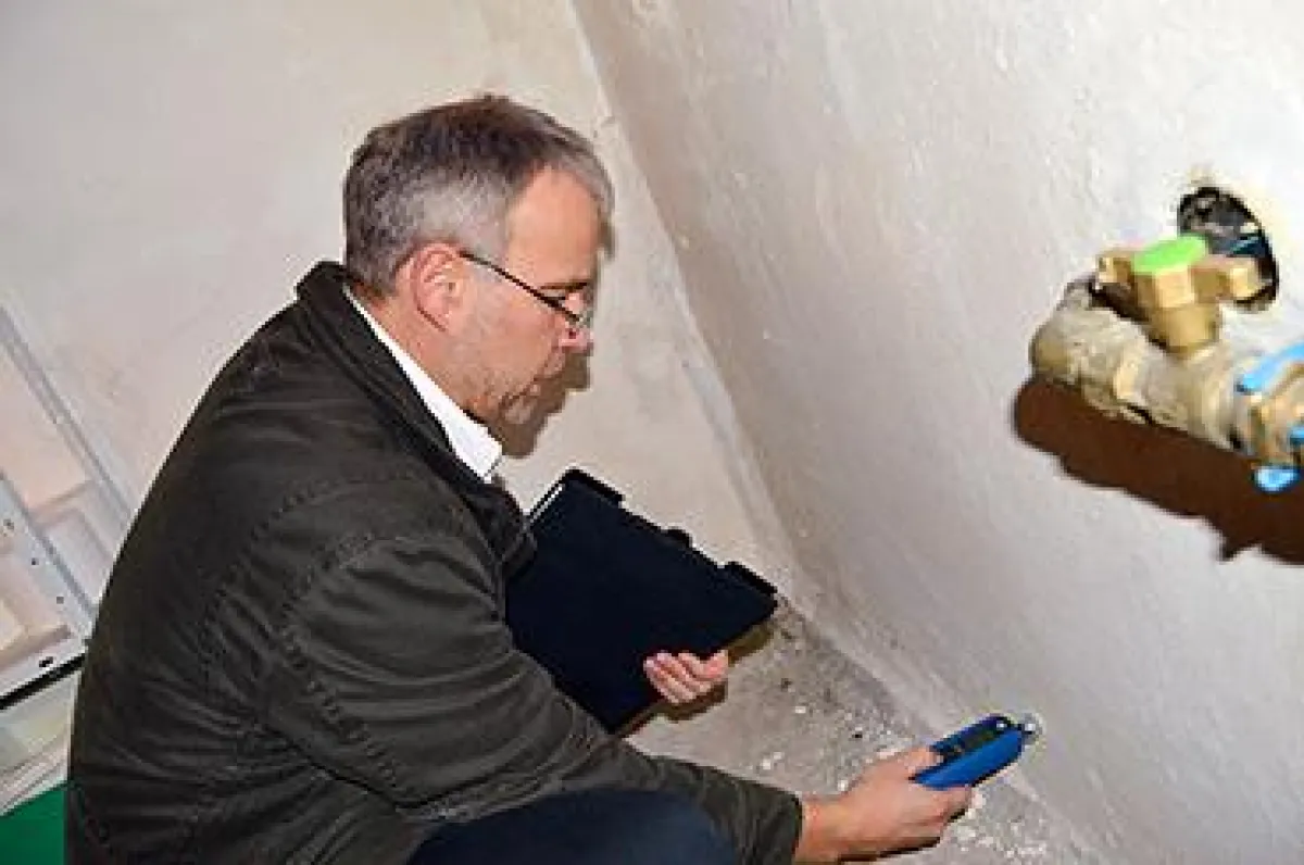 Während der Begutachtung wird die Immobilie mit speziellen Messgeräten auf Feuchtigkeit überprüft.
