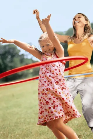 Bild: Bildschirm ade. Pfiffige Familotel Spieltipps bringen Kids in Bewegung