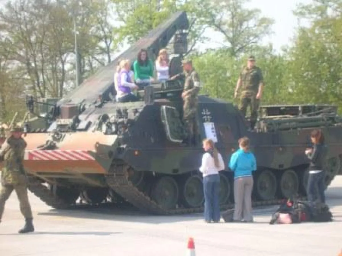 Schülerinnen bestaunen während des Girls Days den Bergepanzer Büffes des Logistikbataillons 171