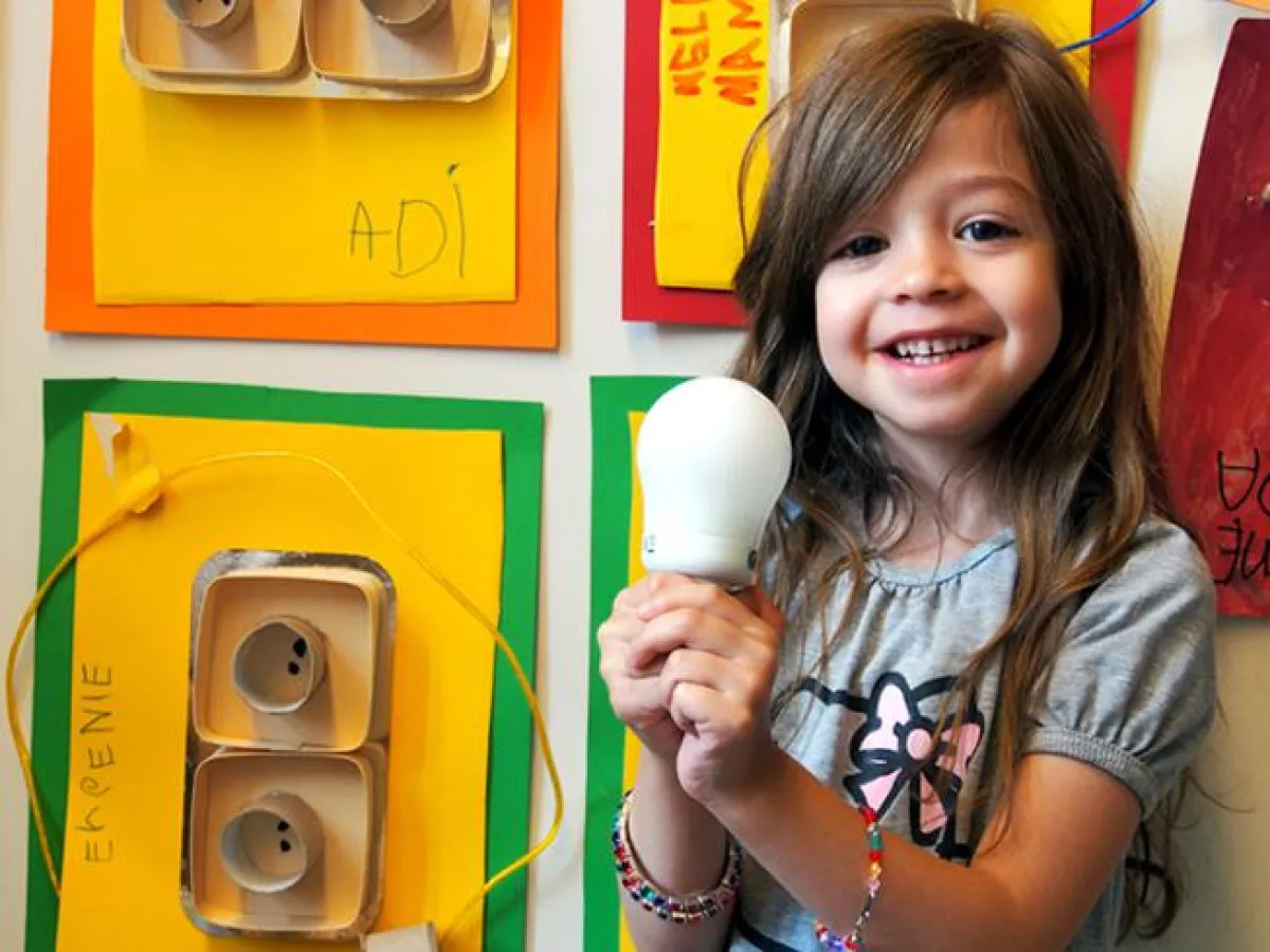 Anastasia (6) weiß durch das KITA21-Projekt der Kita-Eddelbüttelstraße nun, wie man Energie spart.