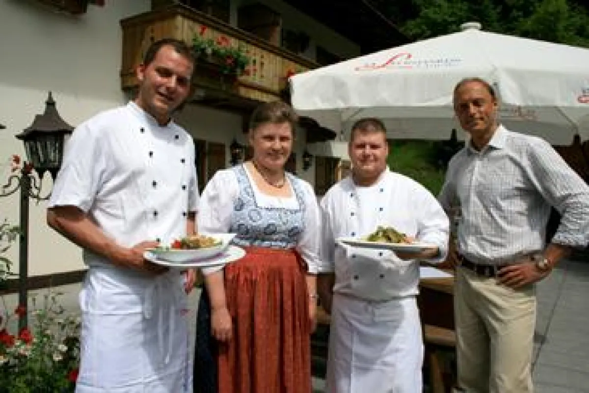 Mauthäusl-Chefin Maria Abfalter mit Küchenchefs und Vital-Experte Werner Langbauer