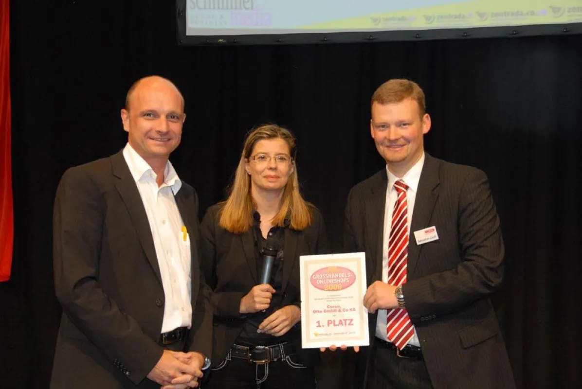 Jury-Vertreter Ingo Schloo und Martina Schimmel-Schloo überreichen Sebastian Graff, Projektleiter Corso.de, die Siegerurkunde.