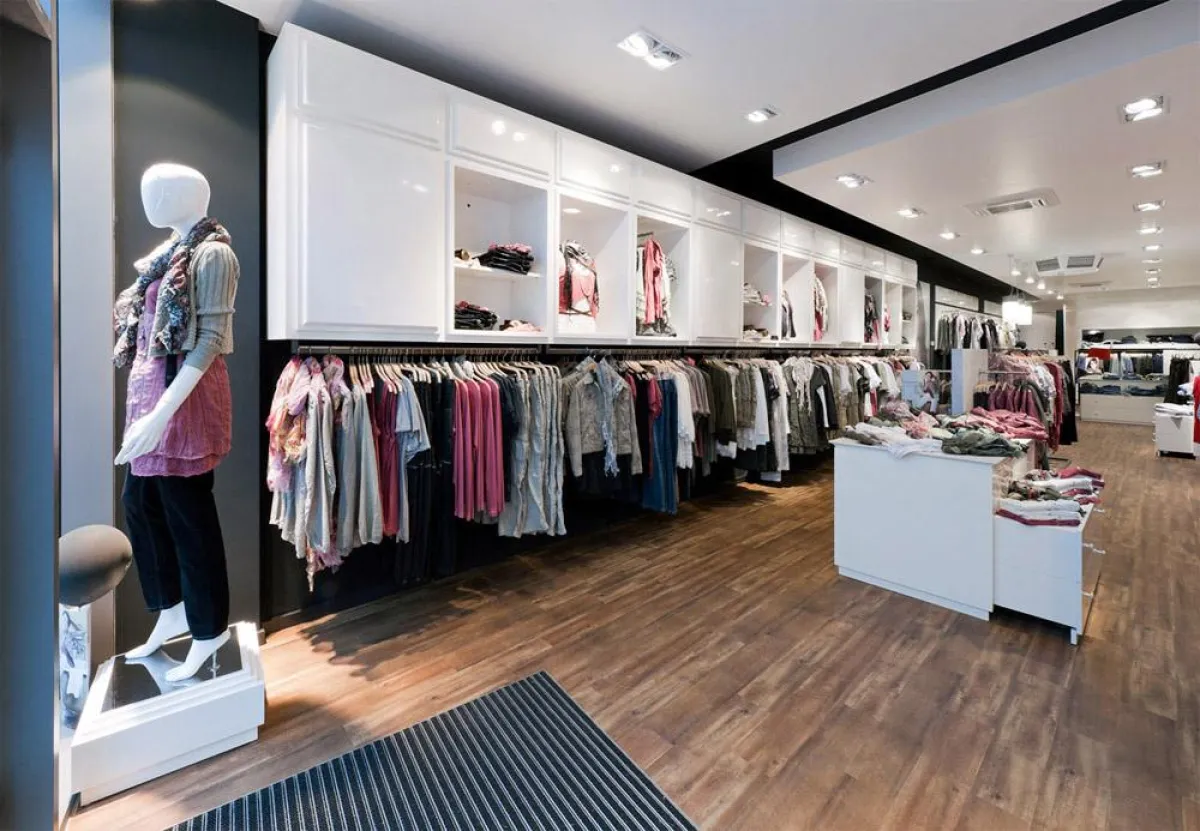 Kontrastreich: Der neue Kenny S. Store vereint Gegensätze. Verspielte Hochschränke harmonieren mit geradlinigen Konfektionsstangen