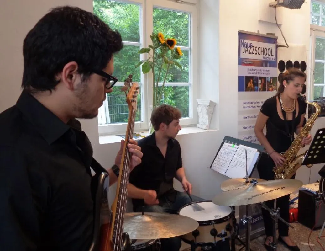 Fünf Berufsfachschüler des Neue Jazzschool Münchenn e.V. präsentieren ein vielseitiges Programm.