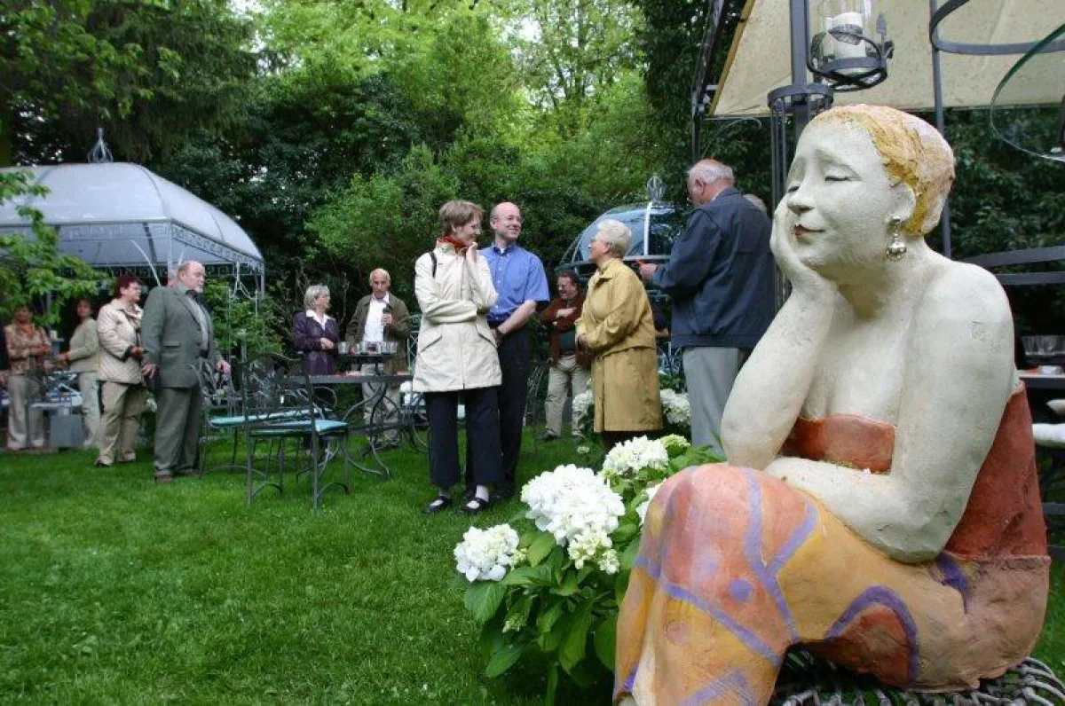 Bei Kunst, Musik und Kulinarik lässt sich in Fuldas Gärten und Höfen eine Pause einlegen.