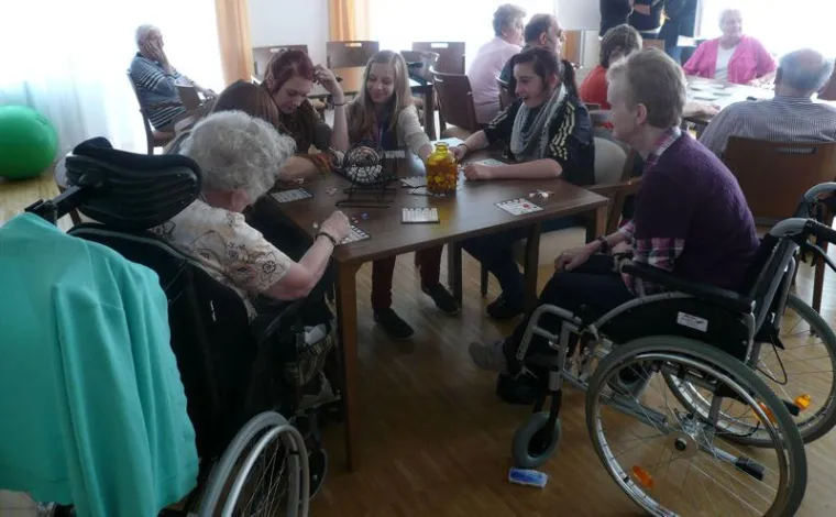 Bild: Betreuung von Senioren statt Mathe und Englisch