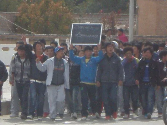 Unfreiheit der Sprache: Chinesische Bildungspolitik für die tibetische Sprache tödlich Bild: Unfreiheit der Sprache: Chinesische Bildungspolitik für die tibetische Sprache tödlich
